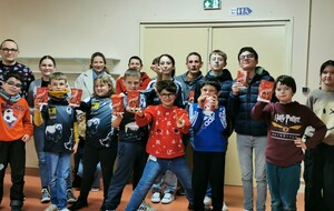 Les jeunes de l'initiation avec leurs chocolats