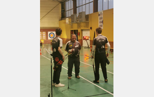 Le coach et ses jeunes archers