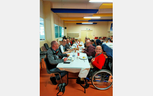 Les copains du mercredi soir prêts à profiter du repas.