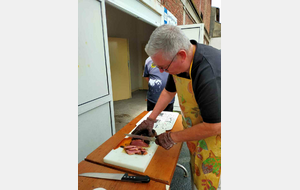 Pixou au délicat travail du tranchage.