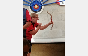 Cours de tir à l'arc par la présidents du département....