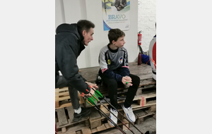 soutient parental d'un jeune archer