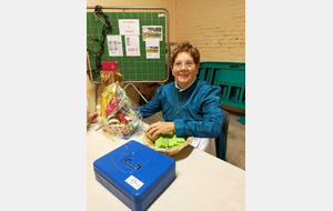 Framboise qui vend les tickets de tombola.