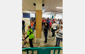 du monde dans les files d'attente.