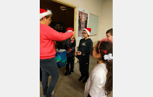 la mère Noël Françoise remet à chaque archer un Père Noël en chocolat et des friandises.