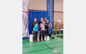 Bruno, sur la troisième marche. Il ne nous a pas habitué à cette place, le Coach