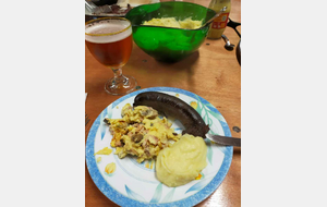 boudin, omelette et purée. Miam slourp.