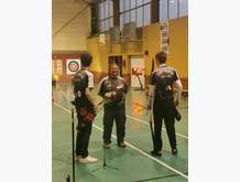 Le coach et ses jeunes archers